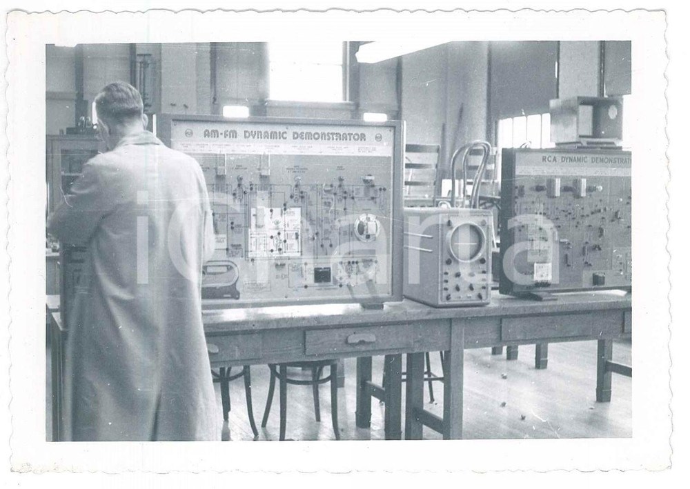Fotografia d epoca originale 1953 BUFFALO NY Seneca Vocational High School  Officina radio Foto 13x9 1