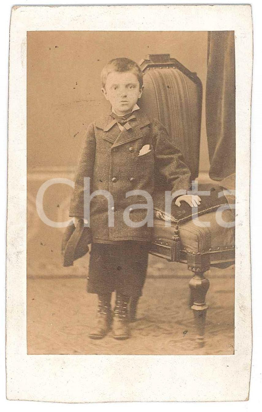 Fotografia d epoca originale 1870 ca ITALIA Bambino con il cappello in mano  Ritratto Foto anonima 6x10 cm 1