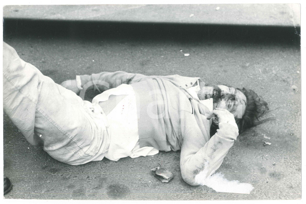 Fotografia d epoca originale 1969 MILANO ANNI DI PIOMBO Manifestante a terra colpito Foto 3 30x20 cm 1