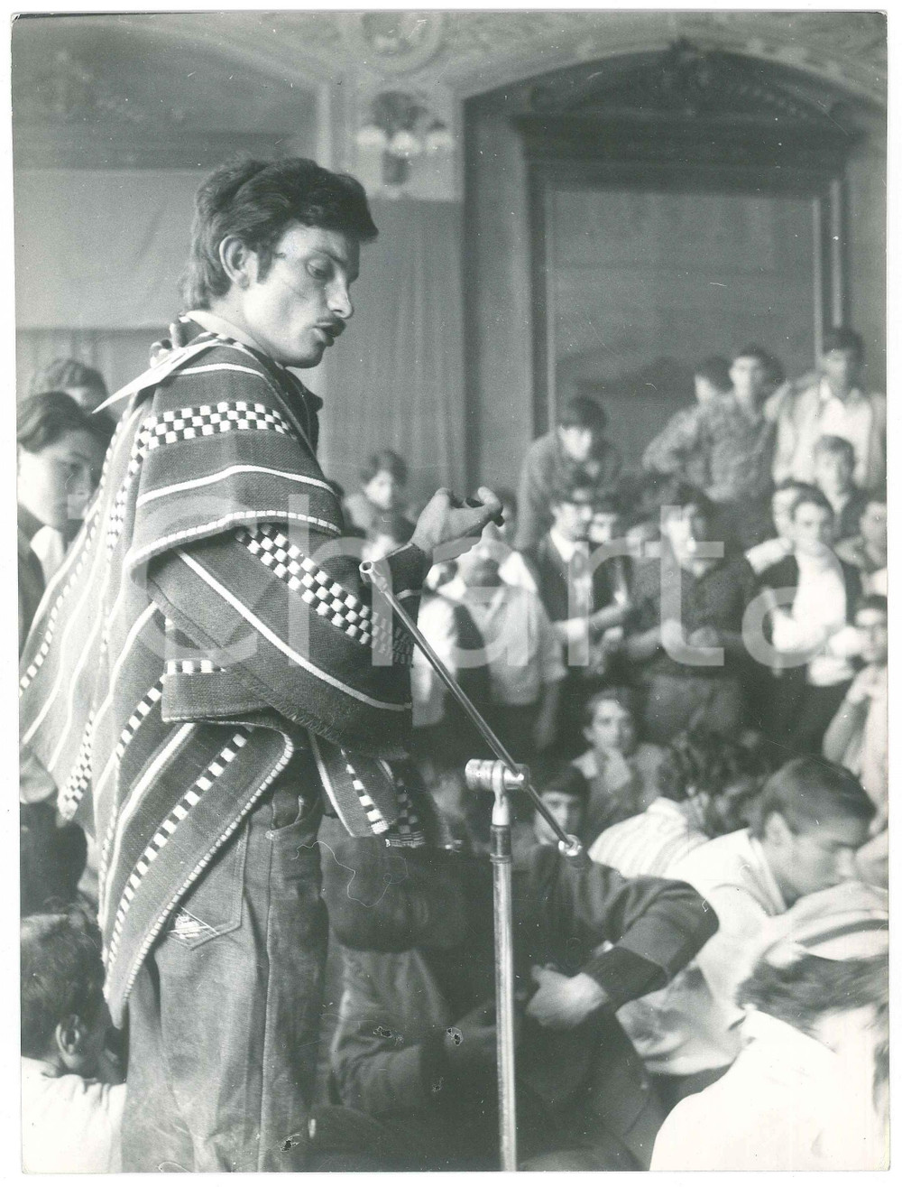 Fotografia d epoca originale 1970 ca MILANO ? Anarchico di Lucca in poncho  Discorso a un convegno Foto 1
