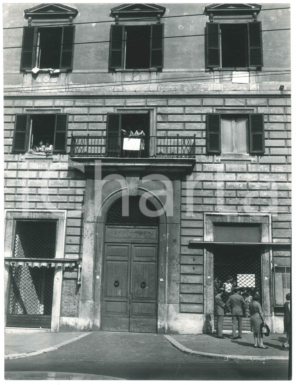 Fotografia d epoca originale 1970 ca ROMA ? Occupazione di un palazzo  Proteste Foto 21x28 cm 1