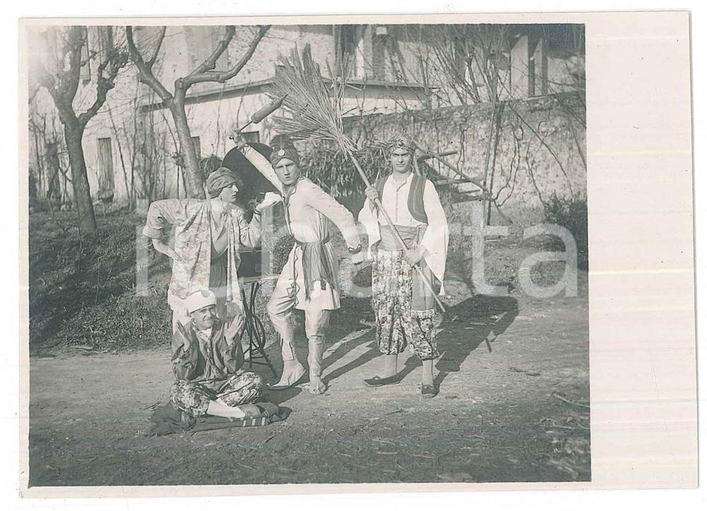 Fotografia d epoca originale Carnevale 1927 UDINE Mascherata studentesca  Foto Manlio LISO 12x8 cm 1