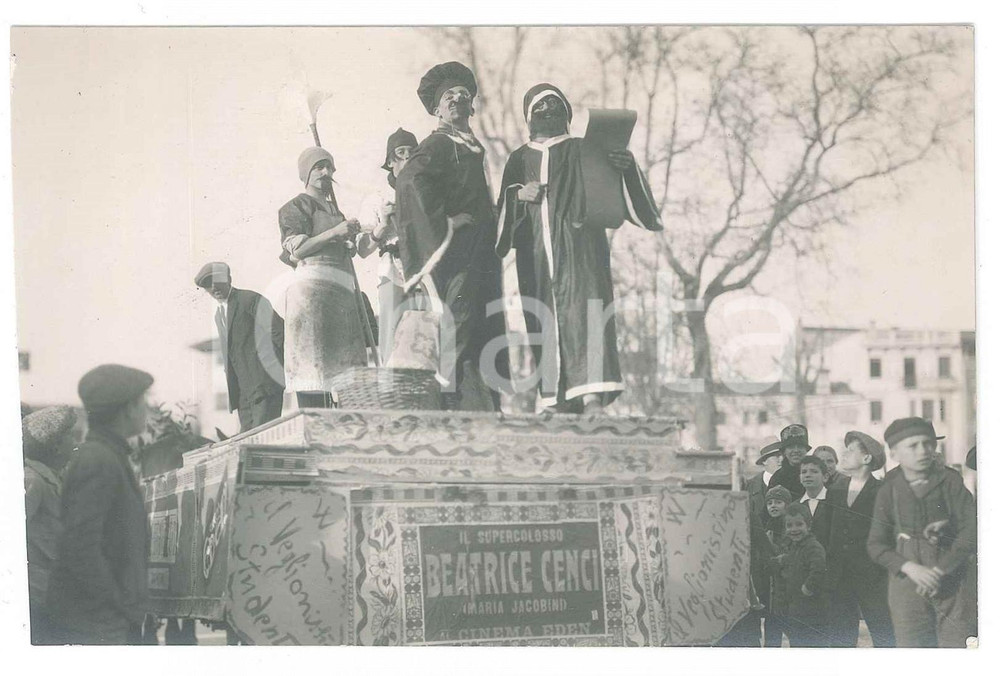 Fotografia d epoca originale Carnevale 1927 UDINE Mascherata studentesca  Carro Beatrice Cenci Foto LISO 1