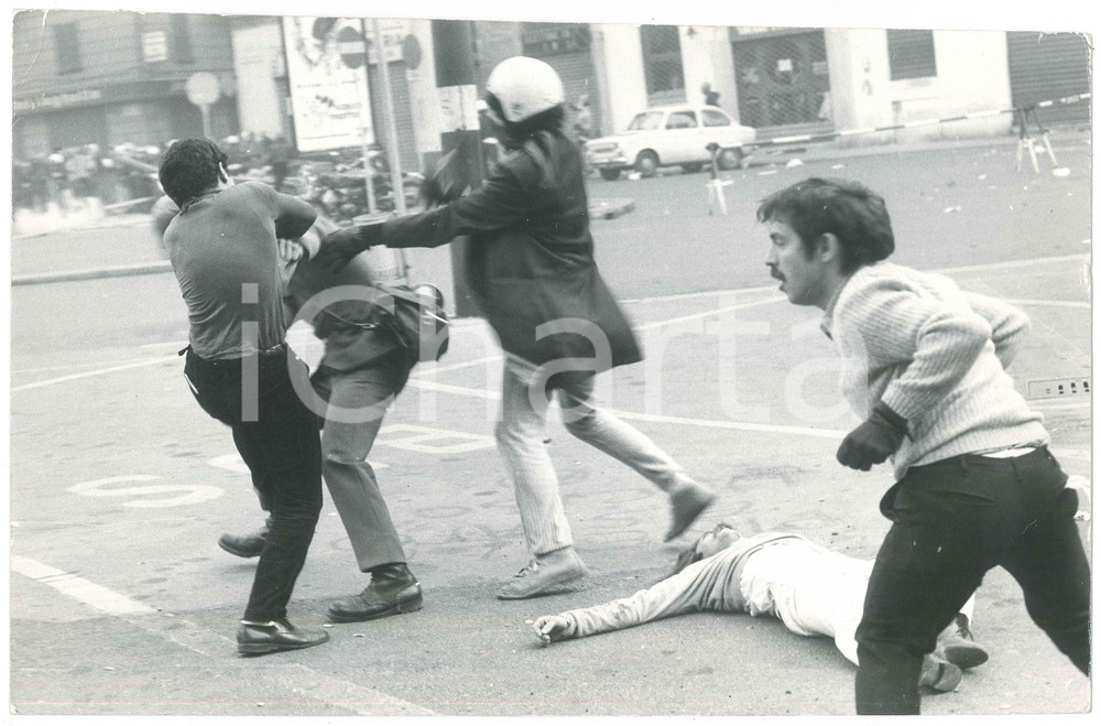Fotografia d epoca originale 1969 MILANO ANNI DI PIOMBO Guerriglia urbana  Manifestante a terra Foto 1