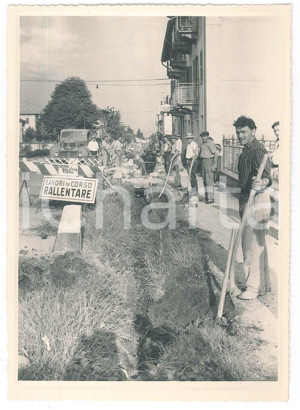 Fotografia d epoca originale 1960 ca BIELLA Cantiere stradale  Fotografia BINI animata operai 2 1