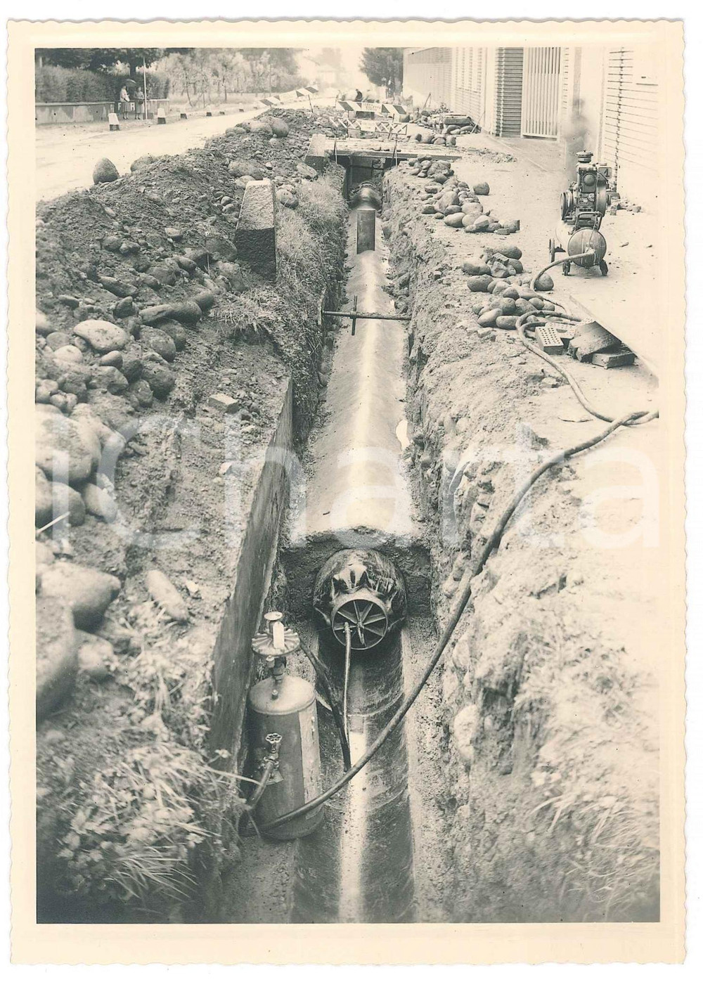 Fotografia d epoca originale 1960 ca BIELLA Cantiere stradale  Tubatura  Foto BINI 13x18 cm 1