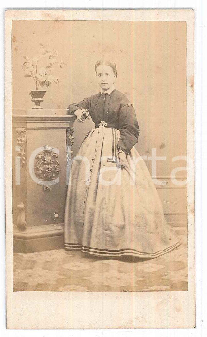 Fotografia d epoca originale 1870 ca ITALIA Ragazza con mazzolino di fiori  Ritratto Fotografia CDV 1