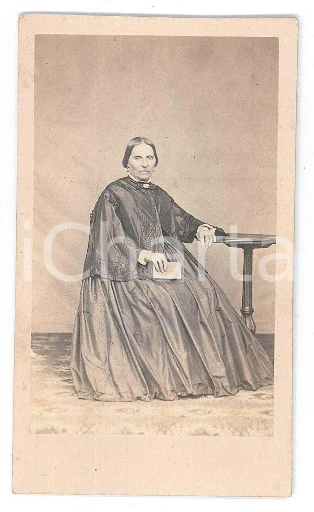 Fotografia d epoca originale 1870 ca ITALIA Donna seduta con un libro  Ritratto Fotografia CDV 1
