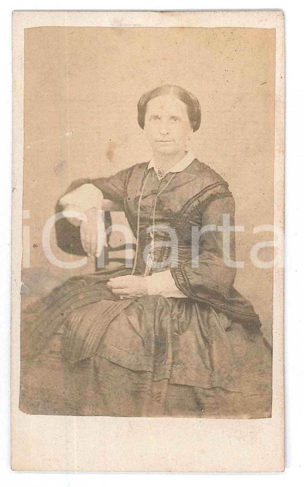 Fotografia d epoca originale 1870 ca ITALIA Donna seduta in abito scuro  Ritratto Foto CDV 1