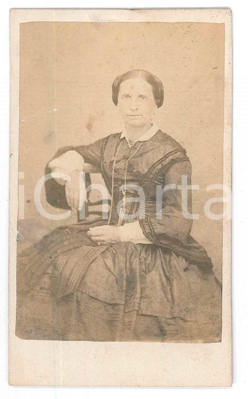 Fotografia d epoca originale 1870 ca ITALIA Donna seduta in abito scuro  Ritratto Foto CDV 1