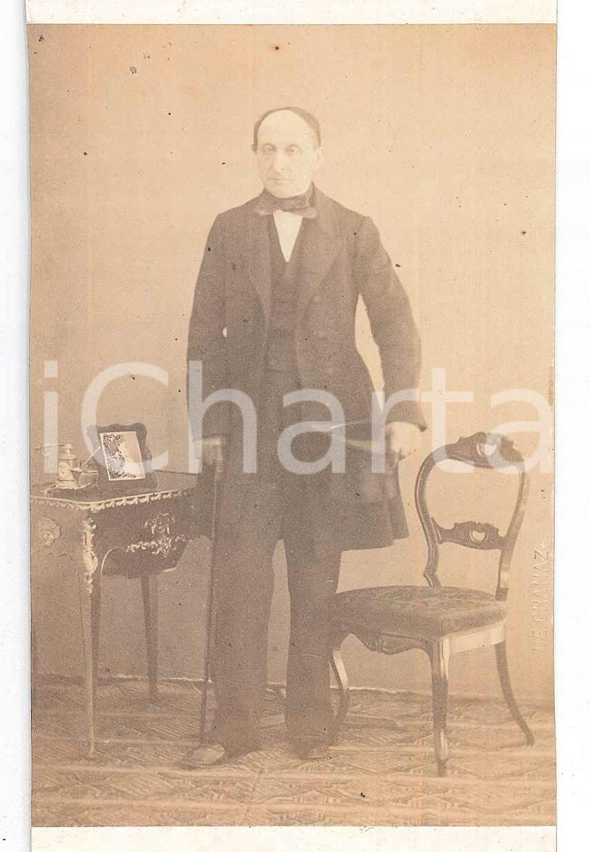 Fotografia d epoca originale 1870 ca TORINO Uomo con portafoto sul tavolino  Ritratto Foto DE CHANAZ CDV 1