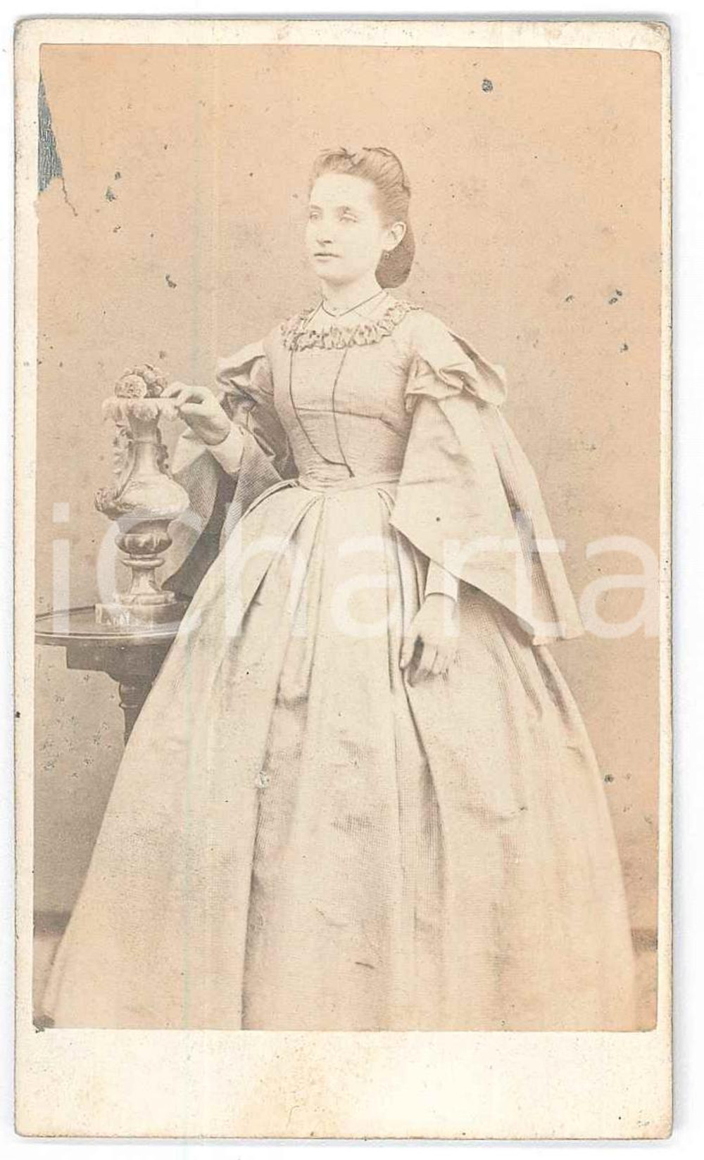 Fotografia d epoca originale 1870 ca NOBILTA  ITALIA Giovane donna in abito bianco  Foto CDV 1
