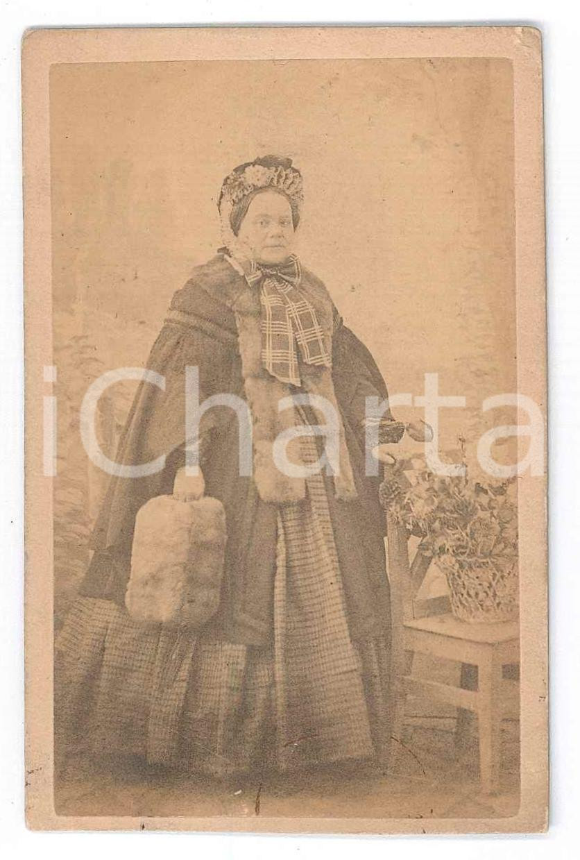 Fotografia d epoca originale 1870 ca COSTUME ITALIA Ritratto di donna in abiti invernali  Foto CDV 1