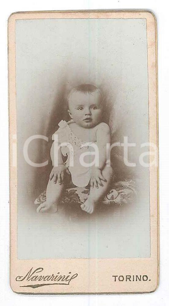 Fotografia d epoca originale 1900 ca TORINO Bambino seduto su cuscino  Ritratto  Foto G. NAVARINI 4x7 cm 1