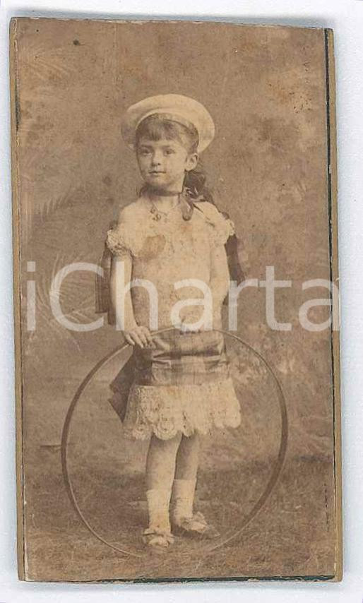 Fotografia d epoca originale 1900 ca COSTUME ITALIA Bambina con il cerchio  Ritratto Foto 4x7 cm 1