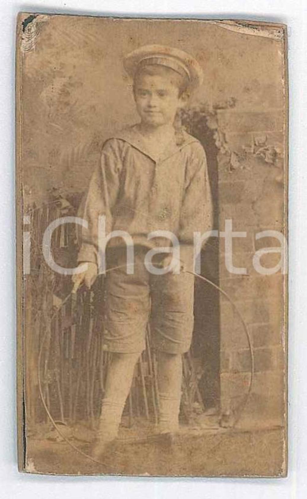 Fotografia d epoca originale 1900 ca COSTUME ITALIA Bambino con il cerchio  Ritratto Foto 4x7 cm 1