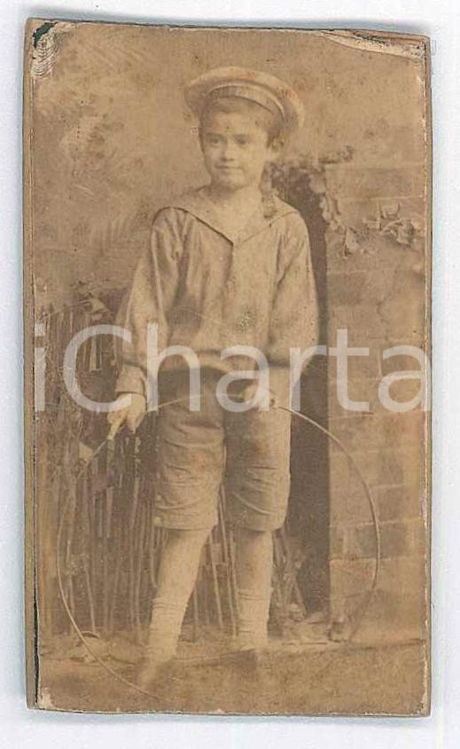 Fotografia d epoca originale 1900 ca COSTUME ITALIA Bambino con il cerchio  Ritratto Foto 4x7 cm 1