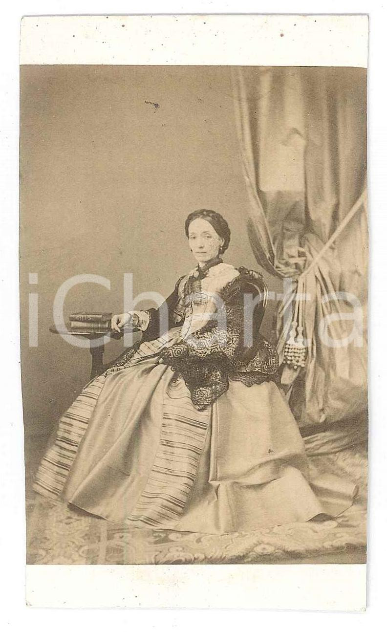 Fotografia d epoca originale 1870 ca NOBILTA  ITALIA Donna in abito di seta e scialle  Ritratto  Foto CDV 1
