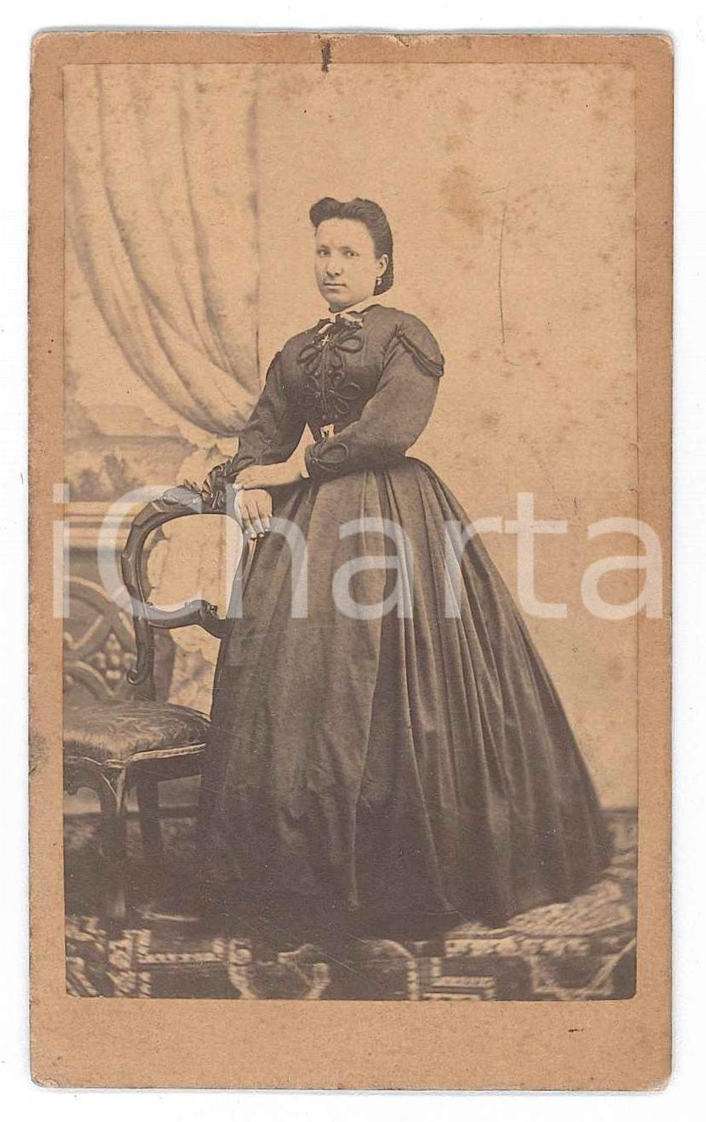 Fotografia d epoca originale 1870 ca COSTUME ITALIA Donna in abito scuro  Ritratto in piedi  Fotografia CDV 1