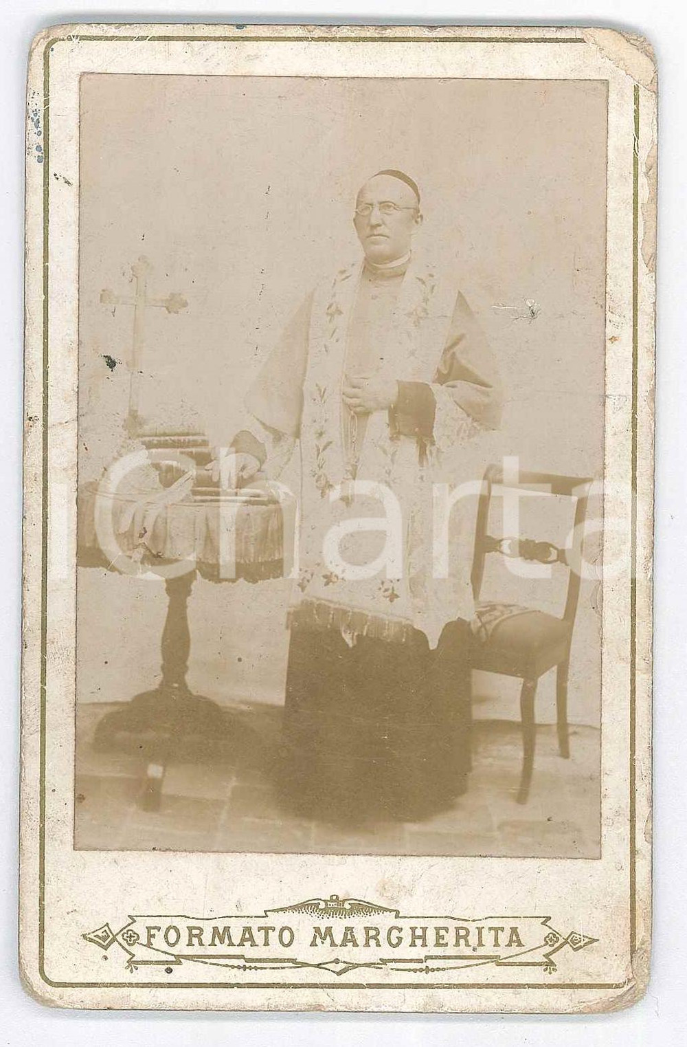 Fotografia d epoca originale 1900 ca  ITALIA Ritratto di vescovo con libri e crocifisso Foto anonima 8x12 cm 1