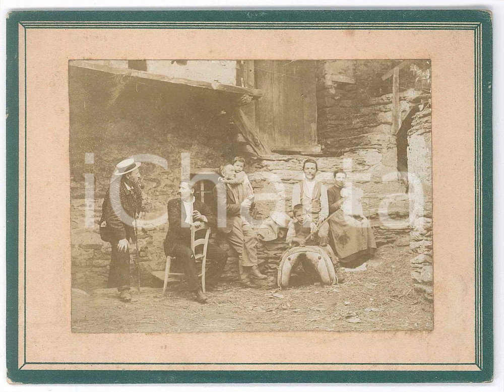 Fotografia d epoca originale 1910 ca COSTUME ITALIA Famiglia in cascina  Bambino con sella  Foto 13x10 cm 1