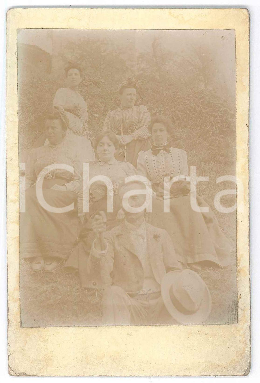 Fotografia d epoca originale 1910 ca COSTUME ITALIA Gruppo in campagna con mazzolini di fiori Foto 9x13 cm 1