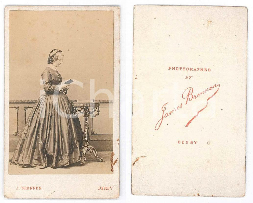 Fotografia d epoca originale 1870 ca DERBY UK Portrait of a woman reading  Photo James BRENNEN CDV 1