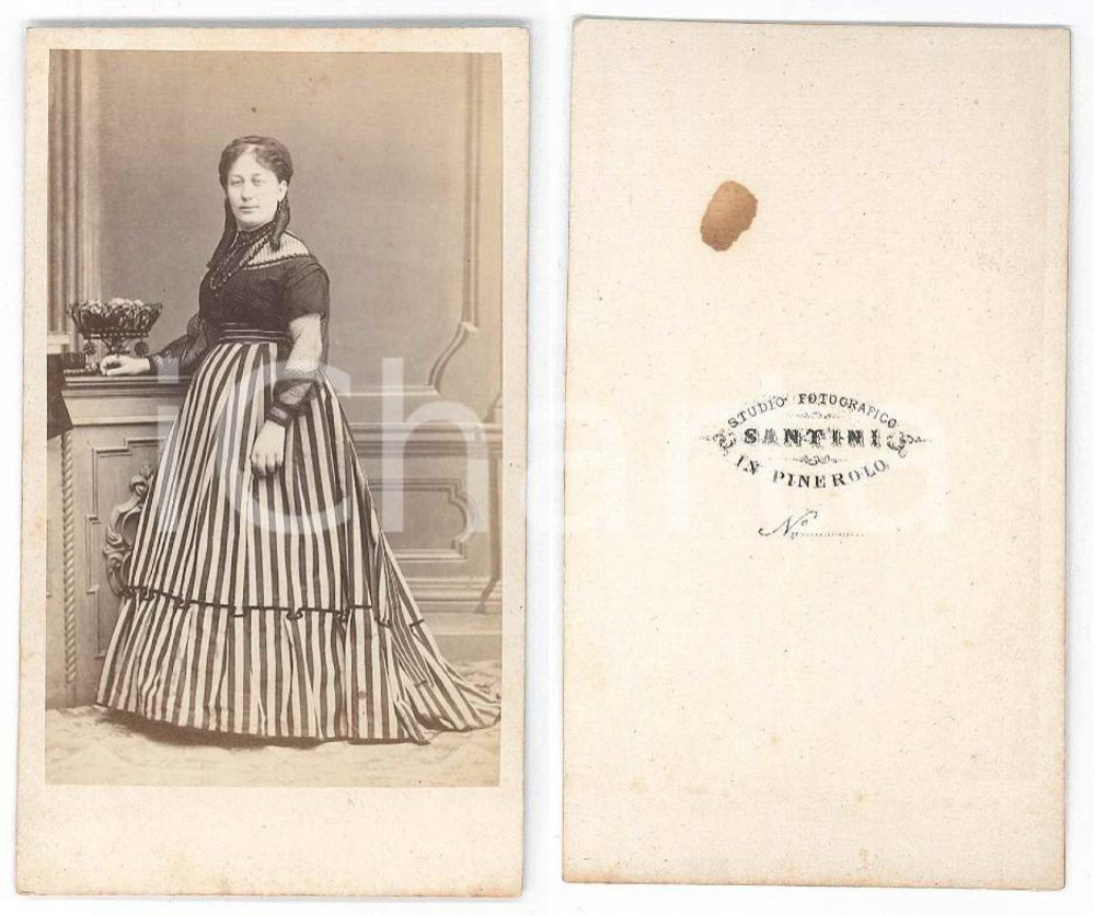 Fotografia d epoca originale 1870 ca PINEROLO Nobildonna in abito a righe  Ritratto Foto Pietro SANTINI CDV 1