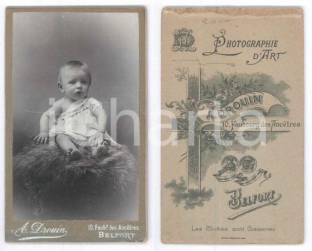 Fotografia d epoca originale 1900 ca BELFORT F Bambino su pelliccia  Ritratto Foto A. DROUIN CDV 1