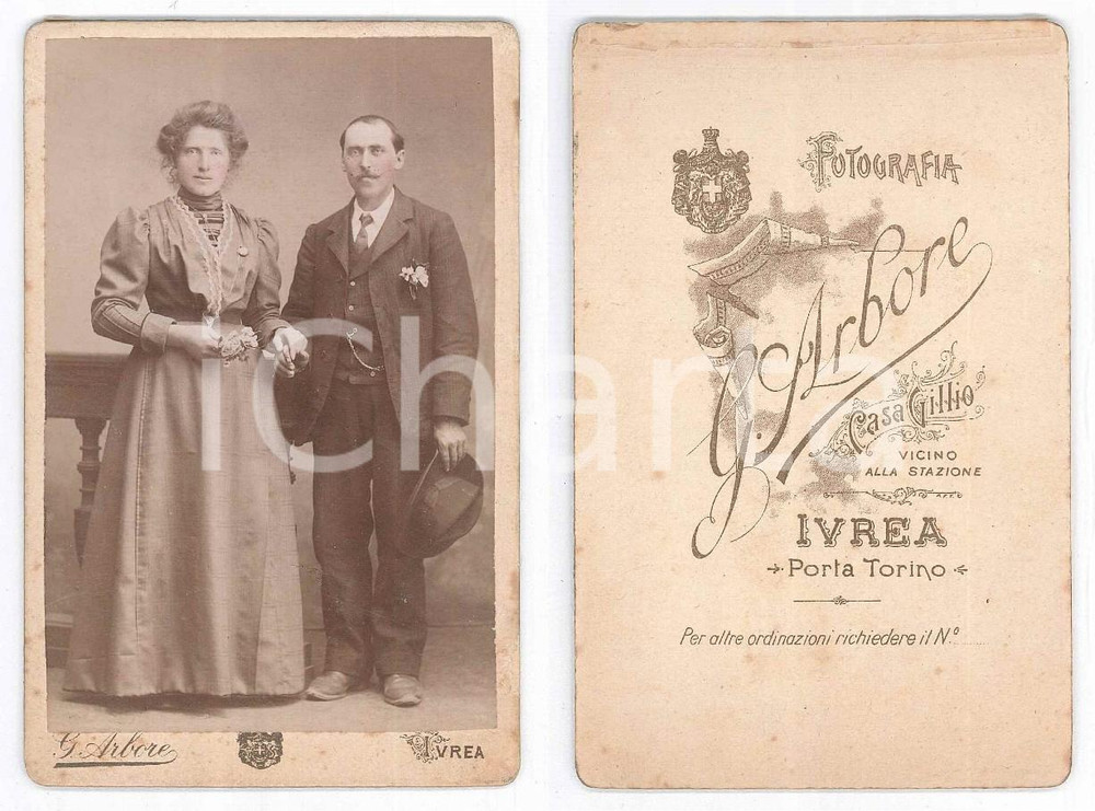 Fotografia d epoca originale 1900 ca IVREA Ritratto di due coniugi Foto Giuseppe ARBORE 8x12 cm 1