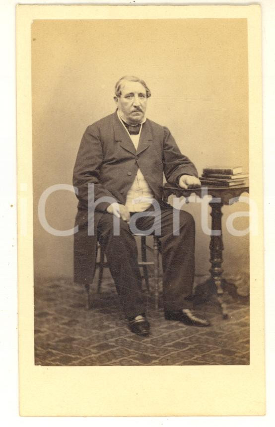 Fotografia d epoca originale 1870 ca COSTUME ITALIA Uomo seduto con pila di libri  Ritratto Foto CDV 1