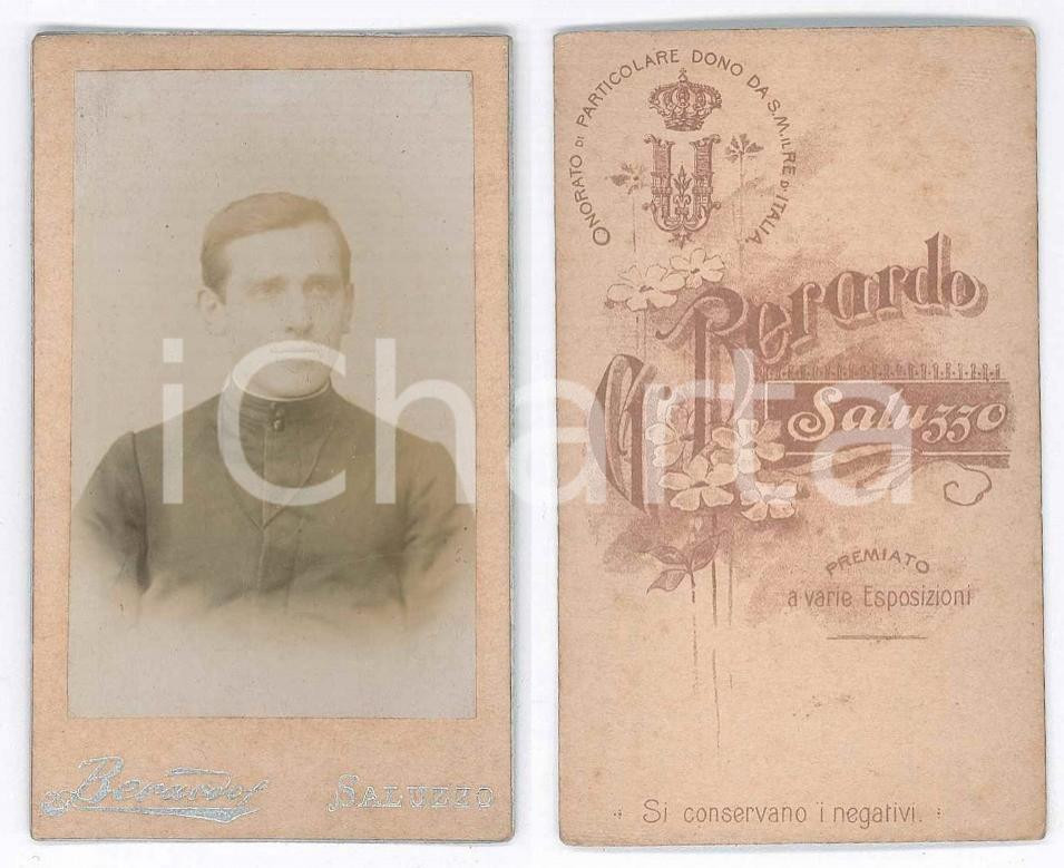 Fotografia d epoca originale 1900 ca SALUZZO Ritratto di giovane sacerdote  Foto G. BERARDO 5x9 cm 1