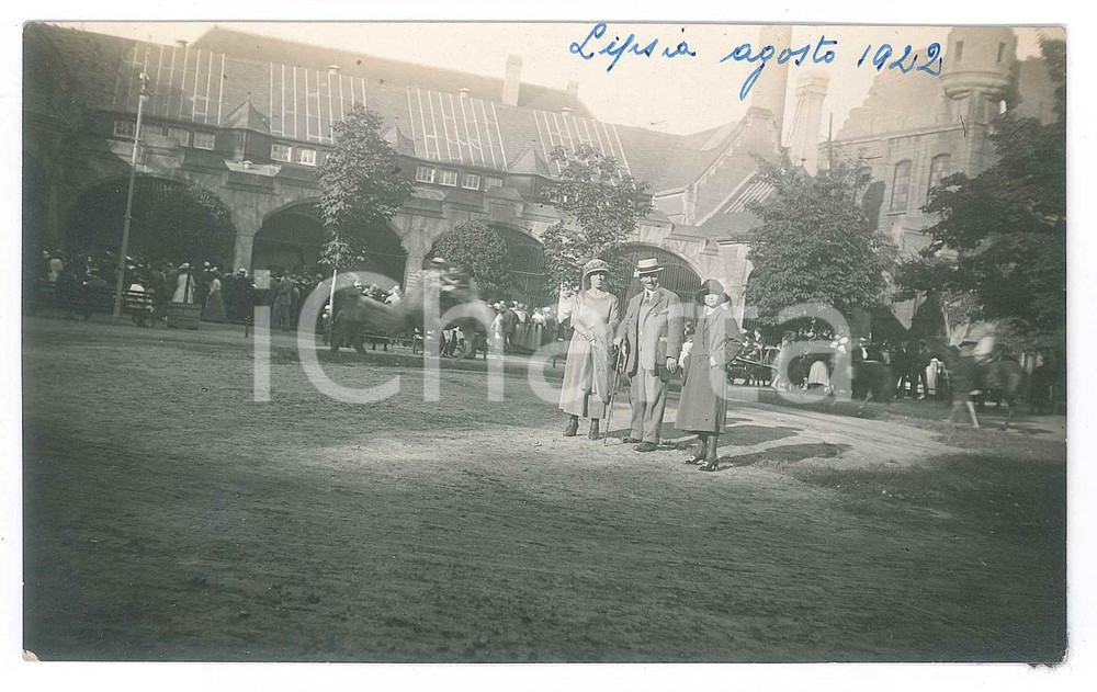Fotografia d epoca originale 1922 LIPSIA GERMANY Turisti nel centro storico  Foto 14x9 cm 1