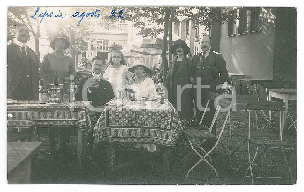 Fotografia d epoca originale 1922 LIPSIA GERMANY Turisti nel centro storico  Brindisi al bar Foto 14x9 cm 1