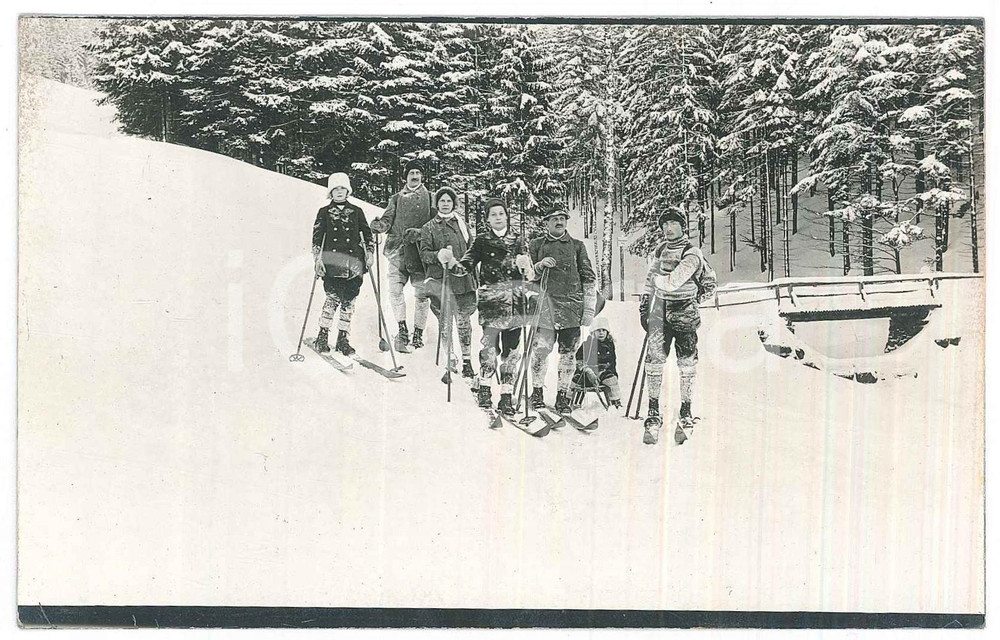 Fotografia d epoca originale 1920 ca GERMANY  SKI  Family on the snow  Photo postcard 14x9 cm 1