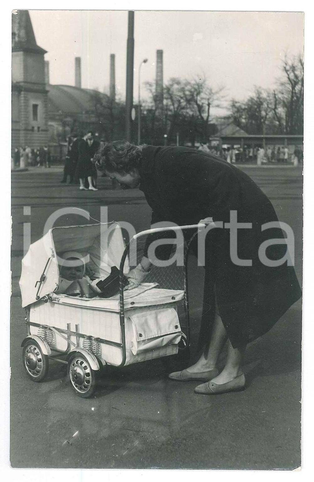 Fotografia d epoca originale 1935 ca COSTUME GERMANIA Madre con il figlio nel passeggino Foto 14x9 cm 1