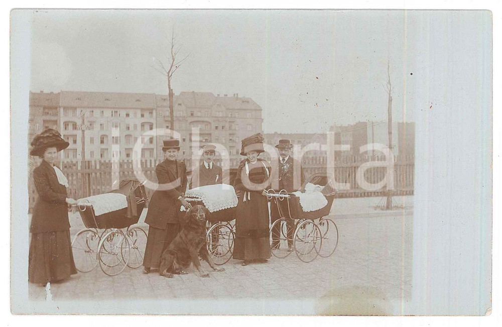 1910 ca COSTUME GERMANIA Famiglie con neonati nel passeggino *Foto 14x9 cm