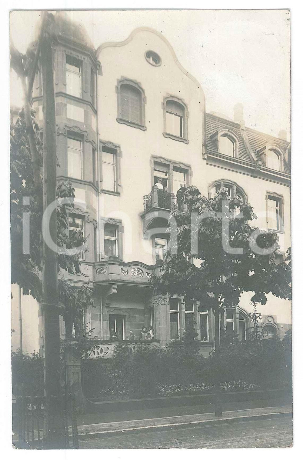 Fotografia d epoca originale 1910 FREIBURG GERMANY Family group in Art Deco building Photo postcard 1