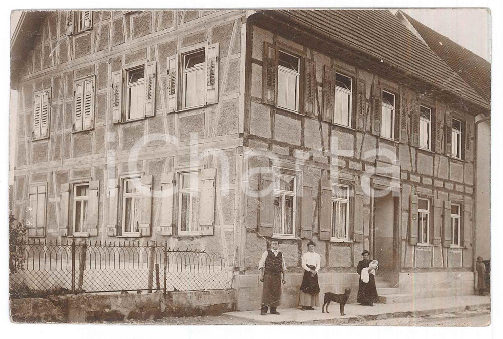 Fotografia d epoca originale 1910 ULM GERMANY Family group near a building Photo postcard 1