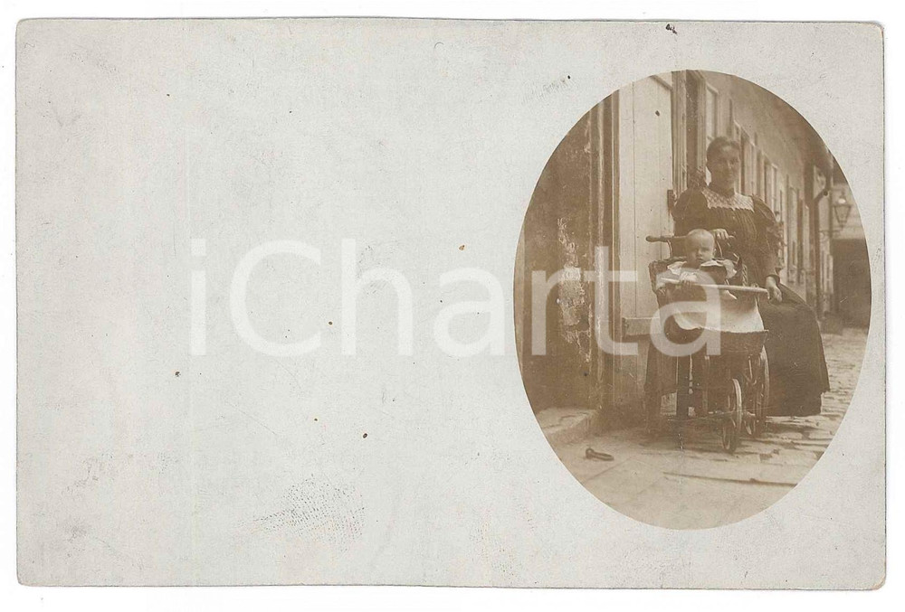 Fotografia d epoca originale 1910 ca COSTUME GERMANIA Madre con bambino nel passeggino Foto 14x9 cm 1