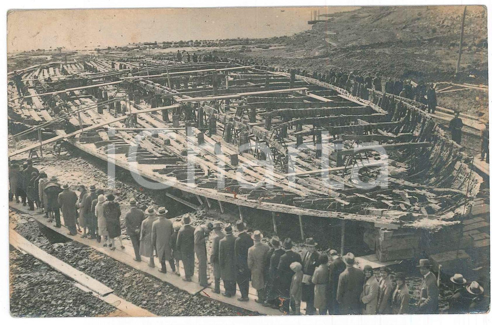 Cartolina originale da collezione 1930 ca GENZANO DI ROMA Recupero navi romane  Visitatori Foto cartolina 1