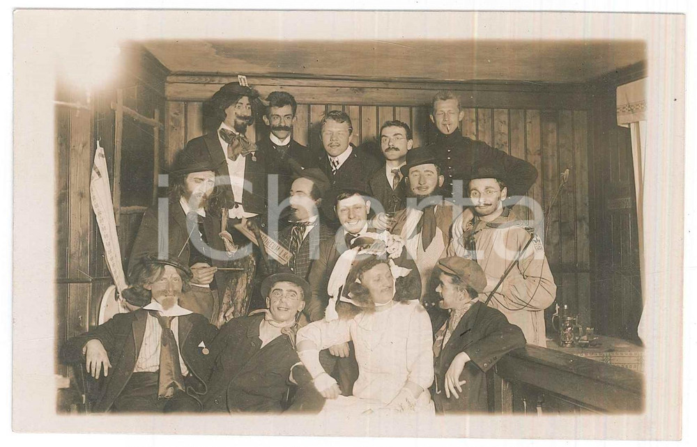 Fotografia d epoca originale 1920 ca GERMANY  GOLIARDIA  Studenti travestiti da artisti Foto cartolina 1