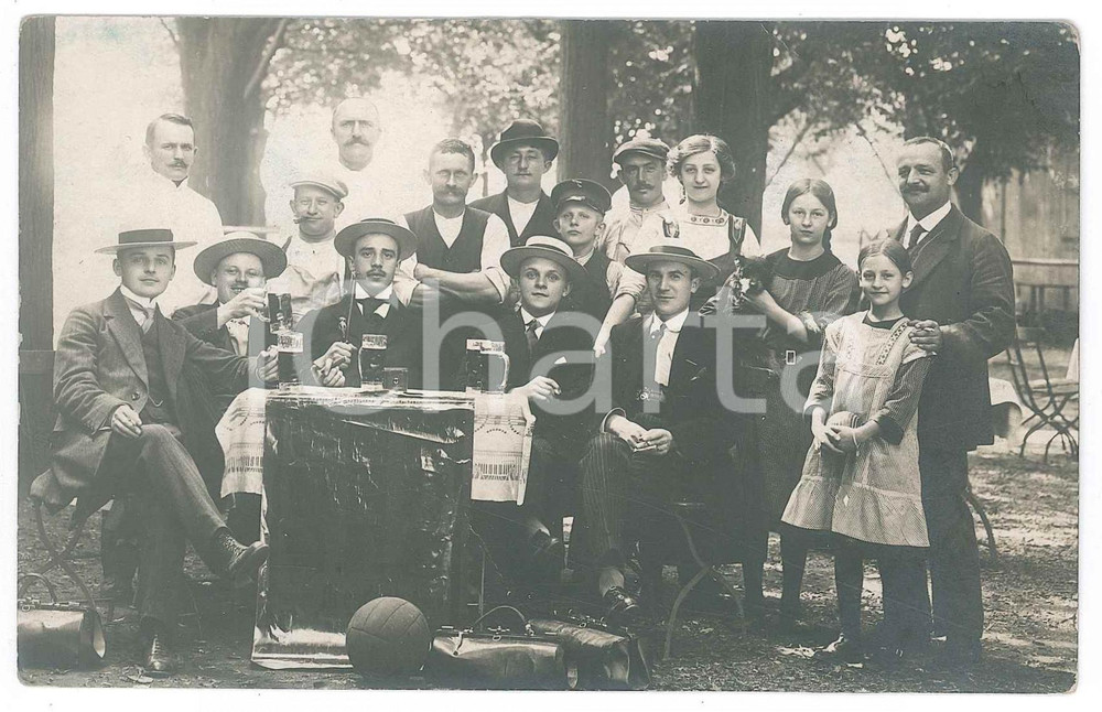 Fotografia d epoca originale 1920 ca AUSTRIA Gruppo di sportivi  Brindisi con birre Foto cartolina 1