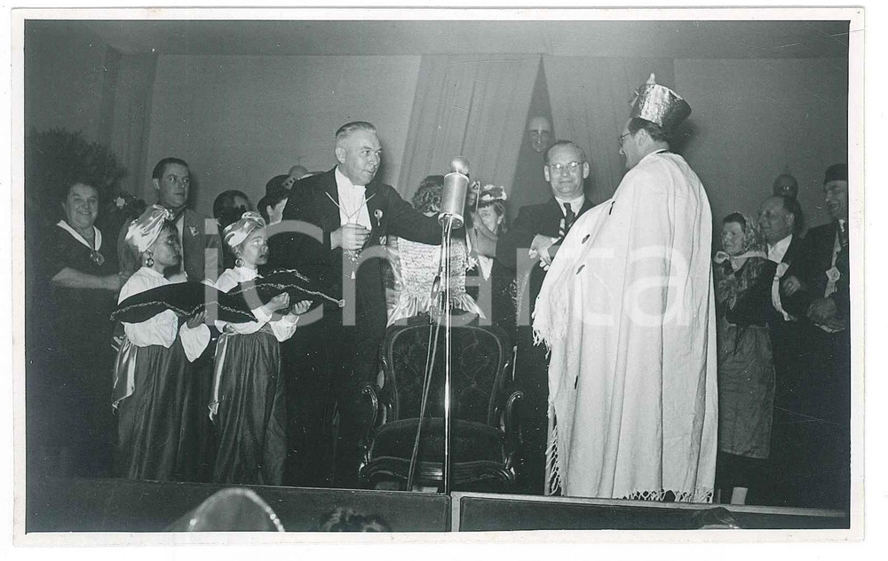Fotografia d epoca originale 1935 ca GERMANY Teatro scolastico  Doni al sultano Foto 14x9 cm 1