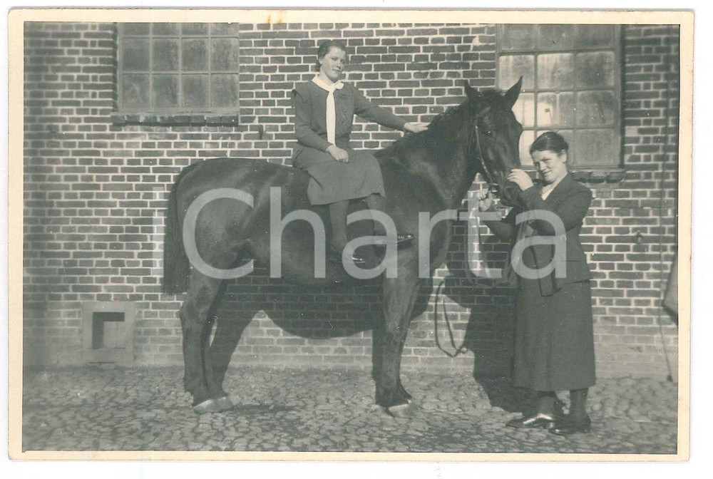 Fotografia d epoca originale 1939 HUSUM GERMANY Family MICHAELSEN  Women and horse  Photo 14x9 cm 1