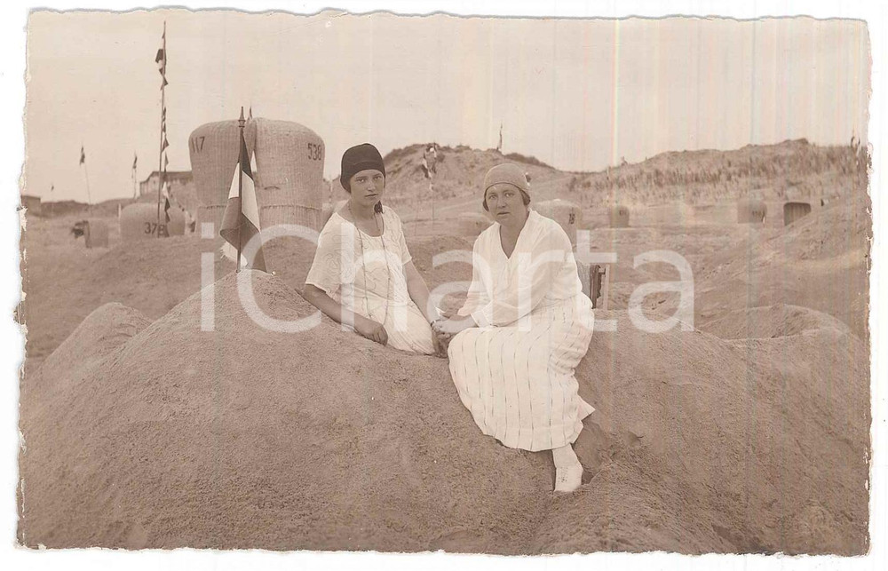 Fotografia d epoca originale 1920 ca GERMANY  NORDSEEBAD LANGEOOG  Women on the beach Photo 14x9 cm 1