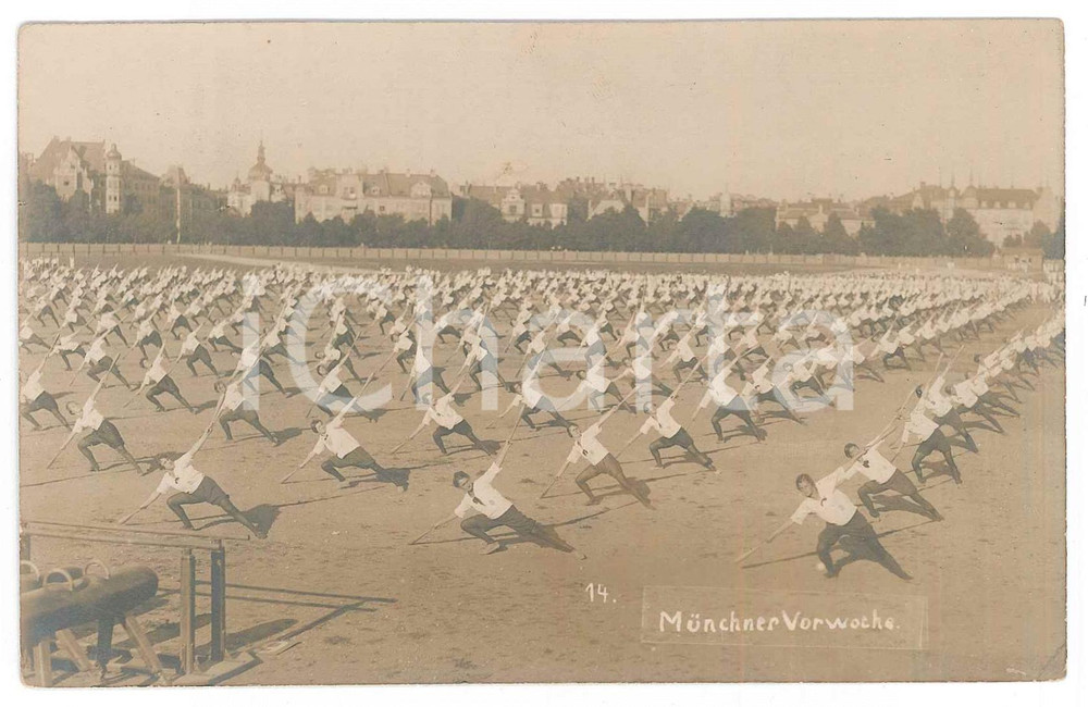 Fotografia d epoca originale 1923 MUNCHEN Deutsches Turnfest  Gymnastic routine  Photo postcard 1