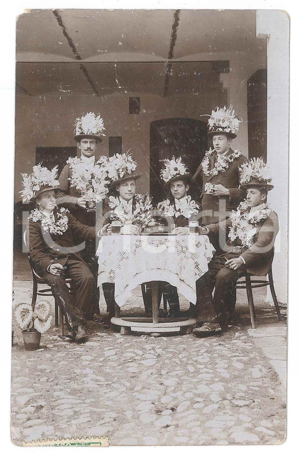 Fotografia d epoca originale 1910 ca AUSTRIA  Cerimonia  Giovani uomini con ghirlande e fiori  Foto 9x14 1