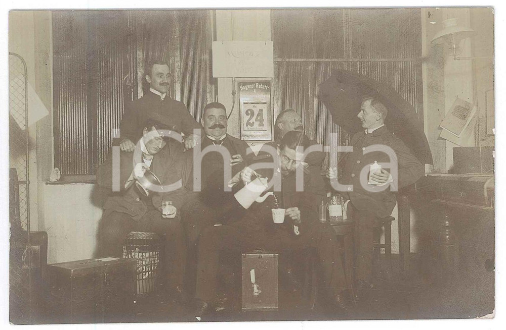 Fotografia d epoca originale 1913 HAGEN D Gruppo di amici pronti al brindisi  Foto 14x9 cm 1