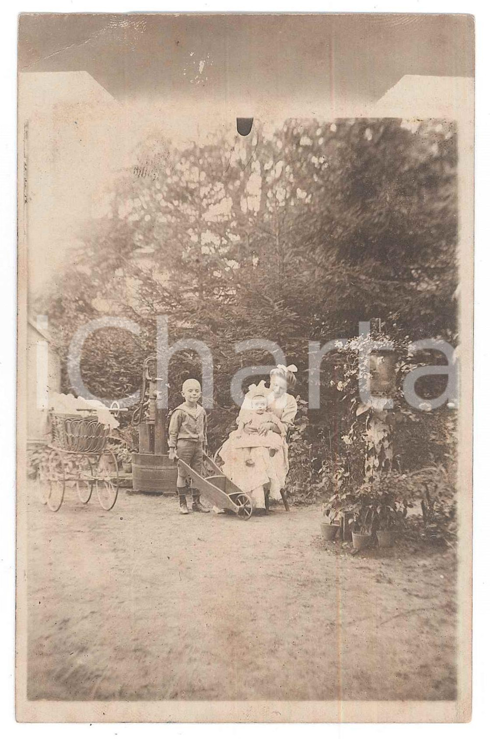 Fotografia d epoca originale 1909 WITTSTOCK D Madre con i due figli in giardino Foto cartolina 9x14 cm 1